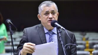 José Guimarães, líder do governo na Câmara, explicou a mudança de estratégia na MP do IOF para o projeto de regularização patrimonial.