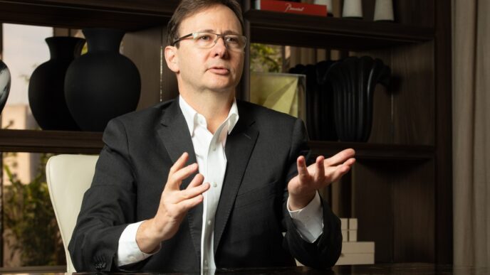 Fabio Kanczuk, ex-diretor do Banco Central, discute projeções econômicas e prevê inflação alta em 2026.