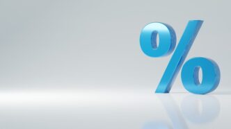 Gráfico com percentuais de taxas de juros em alta e baixa, indicando a volatilidade do mercado financeiro.