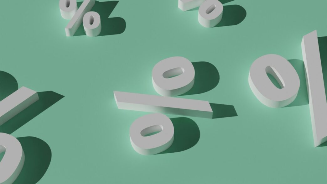 Gráfico de taxas de juros percentuais em meio a negociações financeiras, refletindo a alta nos juros futuros.