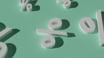 Gráfico de taxas de juros percentuais em meio a negociações financeiras, refletindo a alta nos juros futuros.