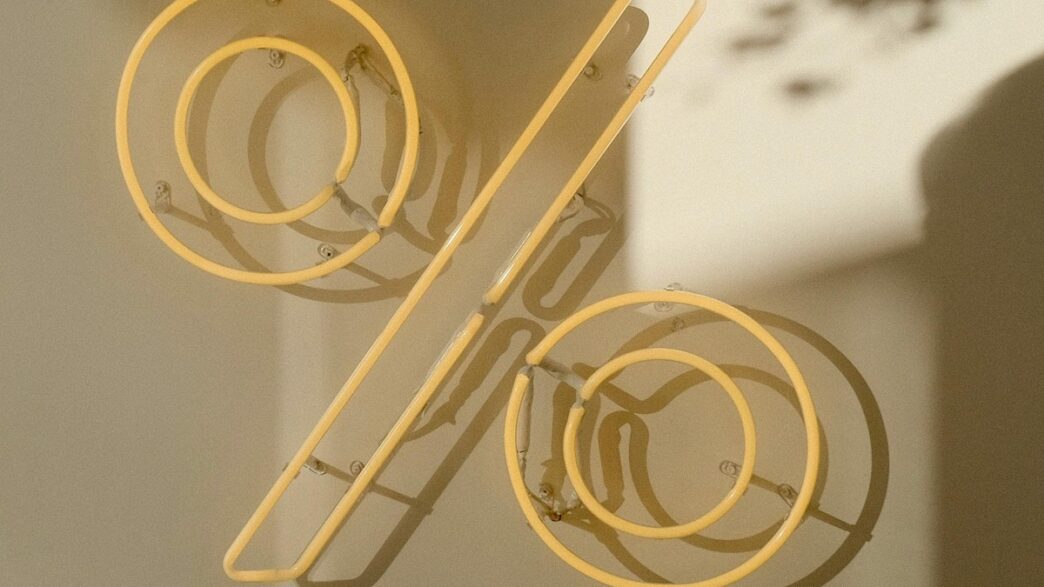 Gráfico de percentual de juros em taxas financeiras, indicando a leve alta dos juros futuros antes de decisões importantes.