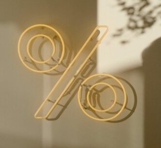 Gráfico de percentual de juros em taxas financeiras, indicando a leve alta dos juros futuros antes de decisões importantes.