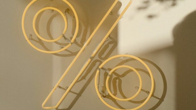 Gráfico de percentual de juros em taxas financeiras, indicando a leve alta dos juros futuros antes de decisões importantes.