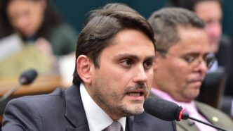 Deputado Juscelino Filho, relator do projeto sobre FGTS e MP, com foco nas mudanças fiscais.