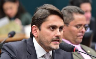 Deputado Juscelino Filho, relator do projeto sobre FGTS e MP, com foco nas mudanças fiscais.