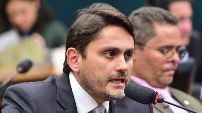 Deputado Juscelino Filho, relator do projeto sobre FGTS e MP, com foco nas mudanças fiscais.