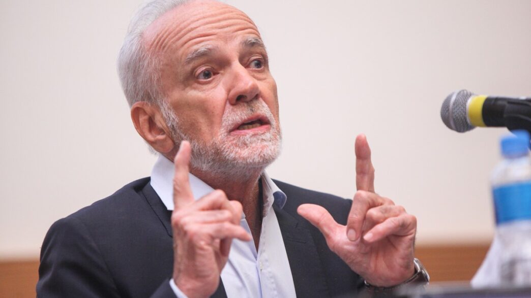 André Lara Resende, um dos pais do Plano Real, analisa a ameaça ao predomínio do dólar.