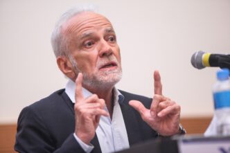 André Lara Resende, um dos pais do Plano Real, analisa a ameaça ao predomínio do dólar.