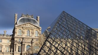 Fachada do Museu do Louvre em Paris, cenário de recente assalto a joias.