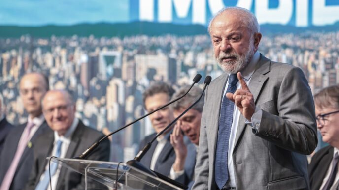 Presidente Lula discursando em evento sobre crédito imobiliário, com foco em sua fala sobre negociação com Trump.