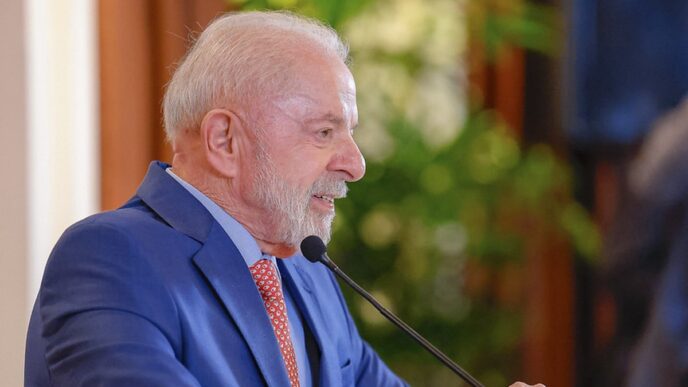 Presidente Lula em discurso durante evento internacional, discutindo a nomeação para o STF.