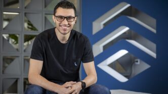 Márcio William, CEO da Remessa Online, em evento da fintech com a Mastercard, destacando a nova parceria para pagamentos internacionais.