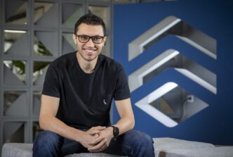 Márcio William, CEO da Remessa Online, em evento da fintech com a Mastercard, destacando a nova parceria para pagamentos internacionais.