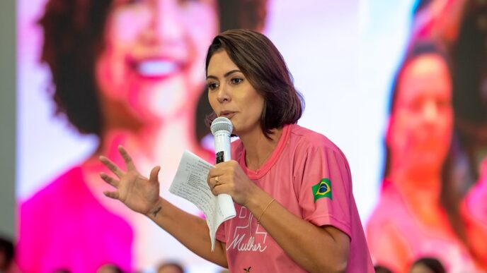 Michelle Bolsonaro discursa em evento do PL Mulher em Goiás, criticando Lula e Janja.