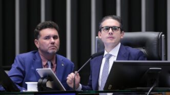 Deputado Moses Rodrigues e Presidente da Câmara Hugo Motta discutindo o Plano Nacional de Educação.