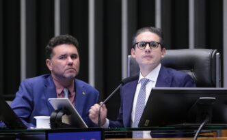 Deputado Moses Rodrigues e Presidente da Câmara Hugo Motta discutindo o Plano Nacional de Educação.