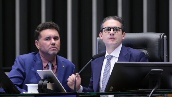 Deputado Moses Rodrigues e Presidente da Câmara Hugo Motta discutindo o Plano Nacional de Educação.