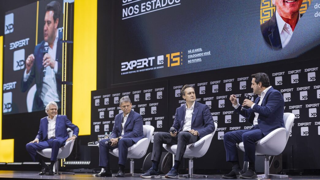 Governadores aliados da direita/centro-direita em evento no estado de São Paulo, em foto contextualizando o artigo sobre o silêncio diante do encontro de Lula com Trump.