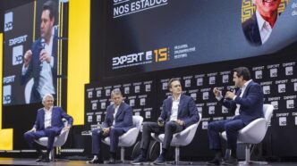 Governadores aliados da direita/centro-direita em evento no estado de São Paulo, em foto contextualizando o artigo sobre o silêncio diante do encontro de Lula com Trump.