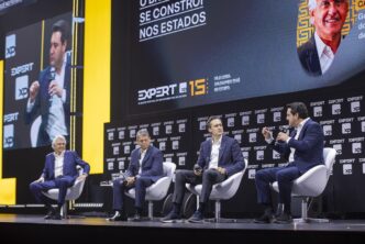 Governadores aliados da direita/centro-direita em evento no estado de São Paulo, em foto contextualizando o artigo sobre o silêncio diante do encontro de Lula com Trump.