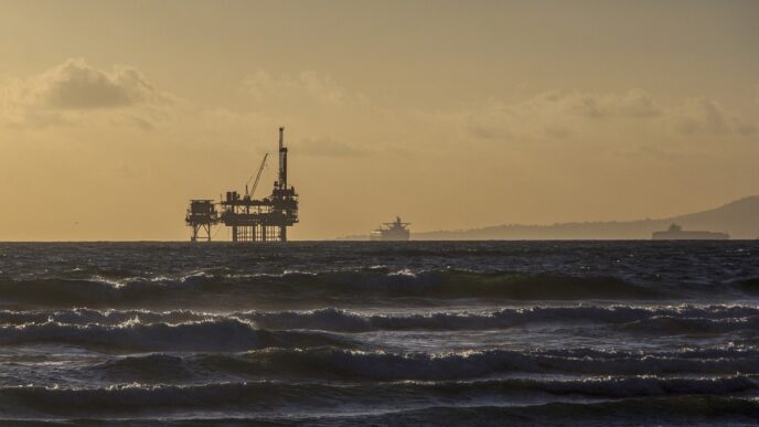 Plataforma de petróleo em alto mar, símbolo da produção da commodity em cenário de tensões geopolíticas reduzidas.
