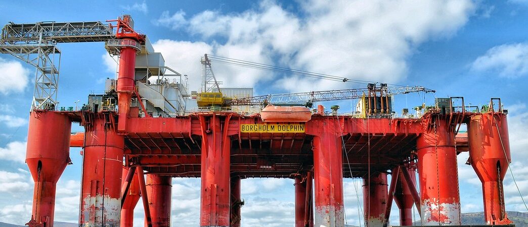 Plataforma de petróleo em alto mar, símbolo da produção de petróleo Brent e WTI.