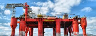 Plataforma de petróleo em alto mar, símbolo da produção de petróleo Brent e WTI.