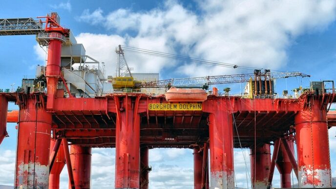 Plataforma de petróleo em alto mar, símbolo da produção de petróleo Brent e WTI.