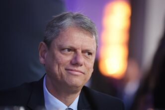 Imagem de um seminário, com foco em discussões econômicas e políticas, relacionada à derrubada da MP do IOF.