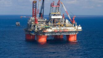 Plataforma de produção de petróleo em alto mar, relevante para o mercado de energia e preço do petróleo.