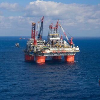 Plataforma de produção de petróleo em alto mar, relevante para o mercado de energia e preço do petróleo.