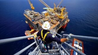 Plataforma de petróleo da BP no Golfo do México, indicando a produção de petróleo, fator importante no preço do petróleo.