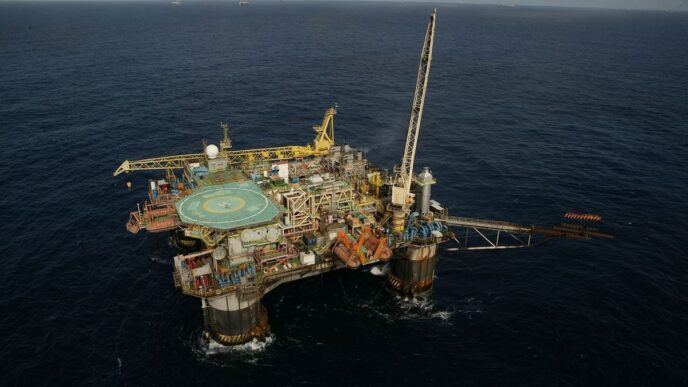 Plataforma de petróleo em exploração no pré-sal, refletindo a produção da commodity e o preço do petróleo.