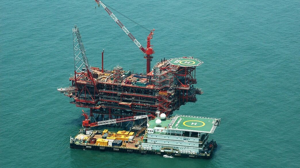 Plataforma de óleo e gás, com o preço do petróleo subindo devido ao alívio das tensões entre EUA e China.