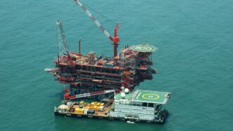 Plataforma de óleo e gás, com o preço do petróleo subindo devido ao alívio das tensões entre EUA e China.