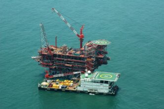 Plataforma de óleo e gás, com o preço do petróleo subindo devido ao alívio das tensões entre EUA e China.