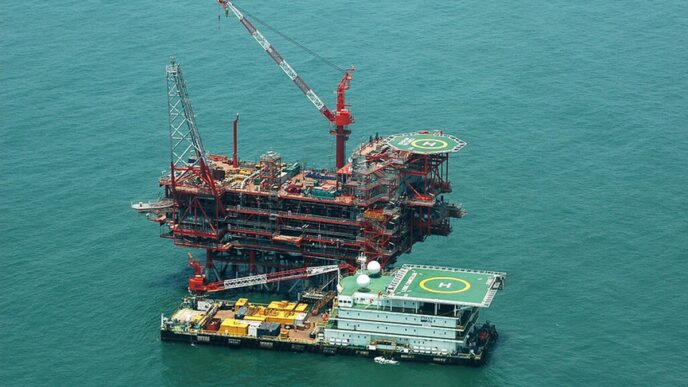 Plataforma de óleo e gás, com o preço do petróleo subindo devido ao alívio das tensões entre EUA e China.