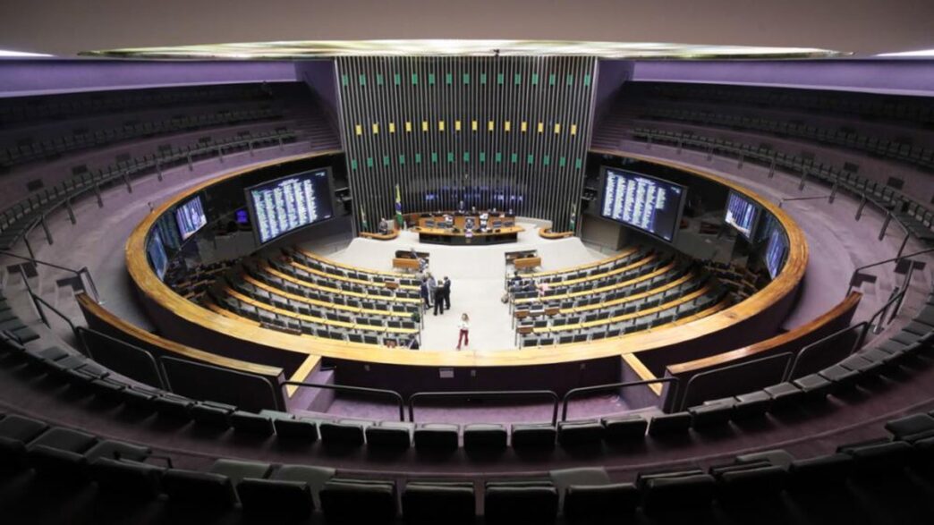 Plenário da Câmara dos Deputados em sessão de votação. A imagem está relacionada à MP alternativa ao IOF.