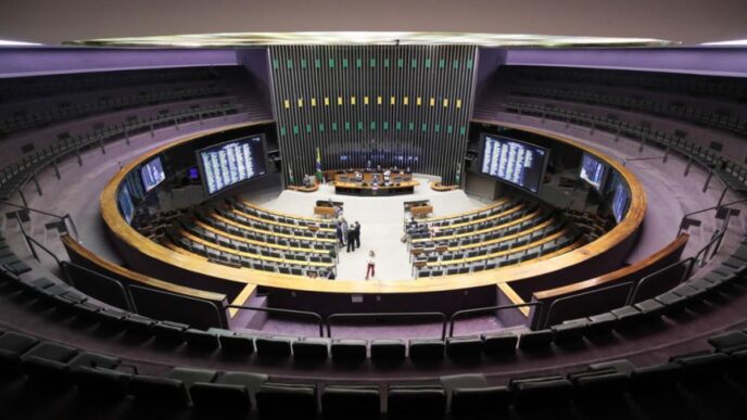 Plenário da Câmara dos Deputados em sessão de votação. A imagem está relacionada à MP alternativa ao IOF.