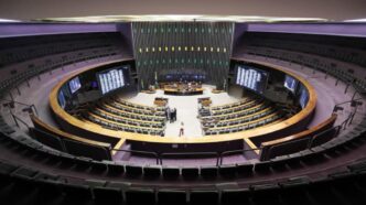 Plenário da Câmara dos Deputados em sessão, com parlamentares em discussões legislativas. A imagem está relacionada à votação da PEC da Previdência para agentes de saúde.