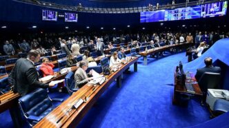 Plenário do Senado Federal em Brasília aprovando projetos de lei.