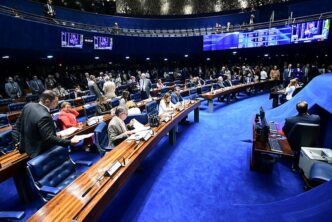 Plenário do Senado Federal em Brasília aprovando projetos de lei.