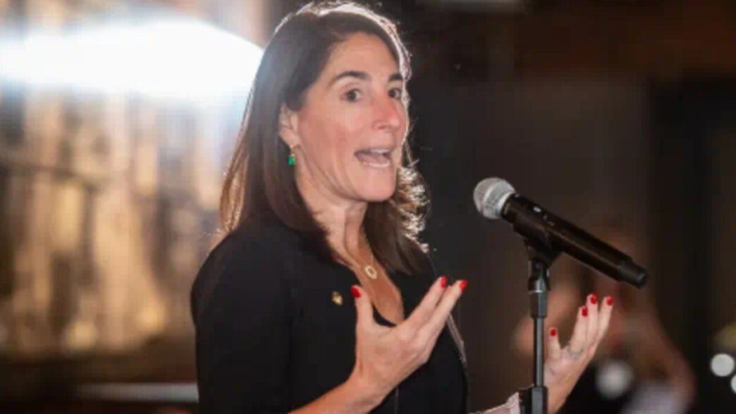 Beth Hammack, presidente do Fed de Cleveland, defende cautela com a inflação e juros restritivos nos EUA.