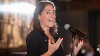 Beth Hammack, presidente do Fed de Cleveland, defende cautela com a inflação e juros restritivos nos EUA.