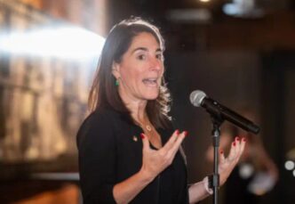 Beth Hammack, presidente do Fed de Cleveland, defende cautela com a inflação e juros restritivos nos EUA.