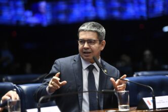 Senador Randolfe Rodrigues em reunião sobre LDO, discutindo a revisão de despesas e o impacto fiscal no Brasil.