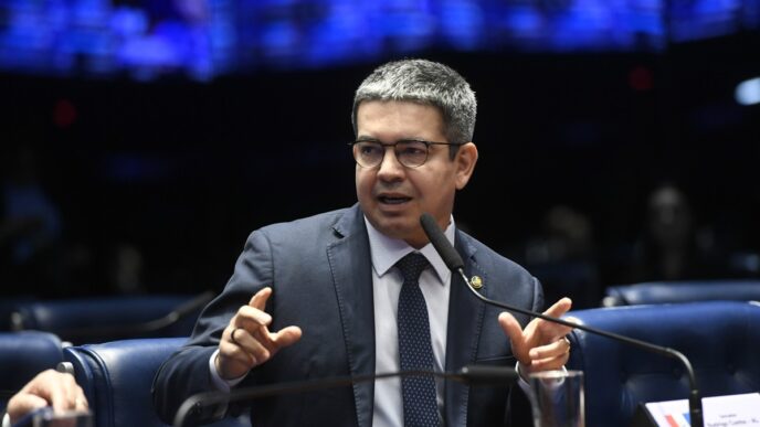 Senador Randolfe Rodrigues em reunião sobre LDO, discutindo a revisão de despesas e o impacto fiscal no Brasil.