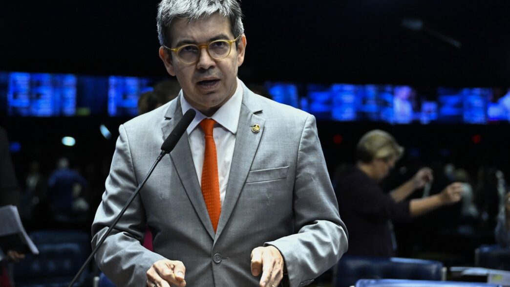 Randolfe Rodrigues, líder do governo no Congresso, discute adiamento da votação de vetos ambientais.