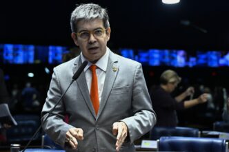 Randolfe Rodrigues, líder do governo no Congresso, discute adiamento da votação de vetos ambientais.